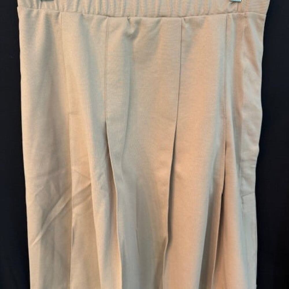 Lands' End. New without tags.  Ladies/Junior  Khaki Pleated Skirt Size 2